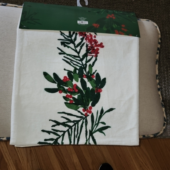 NWT XMAS Velvet table runner - Picture 2 of 4